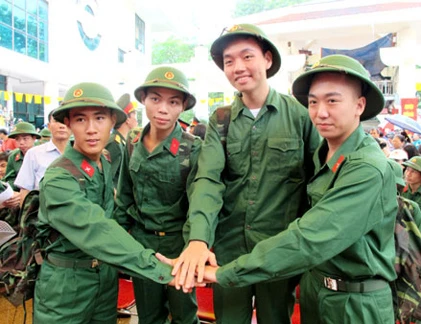 Thanh niên Việt Nam hăng hái lên đường nhập ngũ
