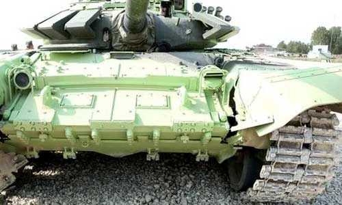 Ảnh “sốc”: Húc tường, xe tăng T-72B3 của Nga nứt toác