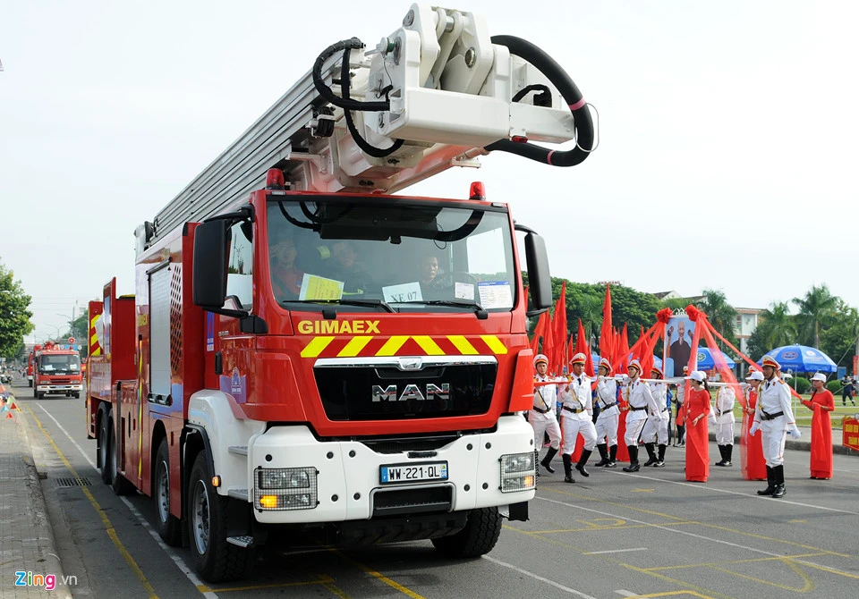 Ngoạn mục cảnh sát miền Trung cứu hộ cứu nạn