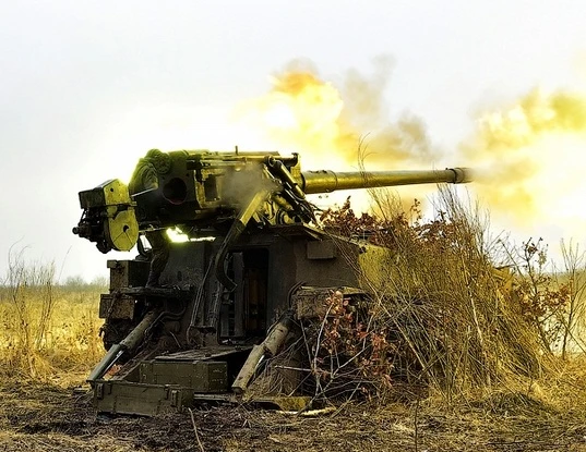 Mục kích pháo tự hành 2S5 Nga lập “hỏa đồ trận”