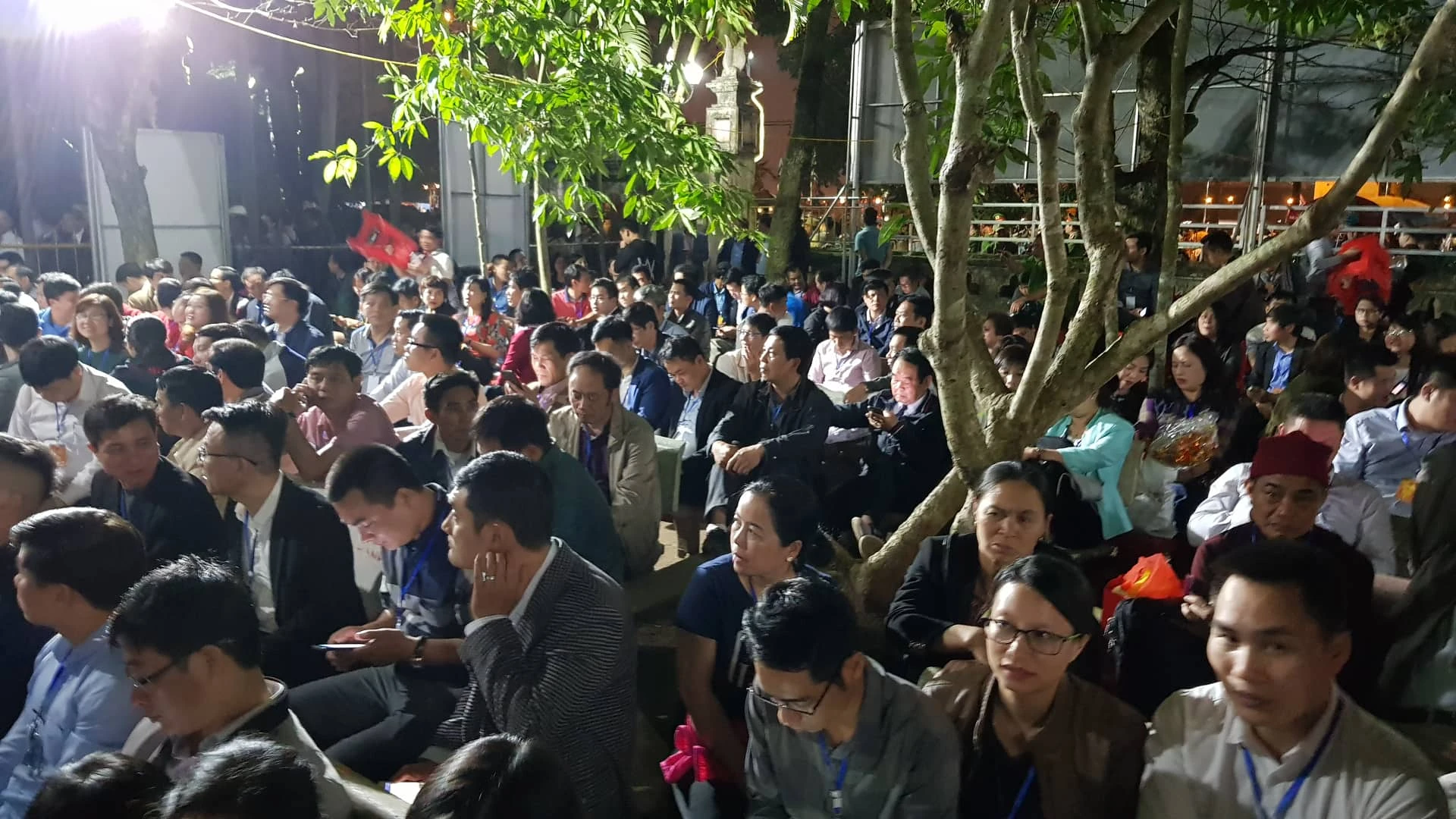 Ảnh: Hàng trăm đại biểu vật vờ chờ giờ khai ấn đền Trần