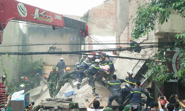 Cận cảnh hiện trường sập nhà 4 tầng ở Hà Nội
