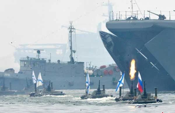 Tàu chiến, binh sĩ Hạm đội TBD, Nga “khoe cơ bắp”