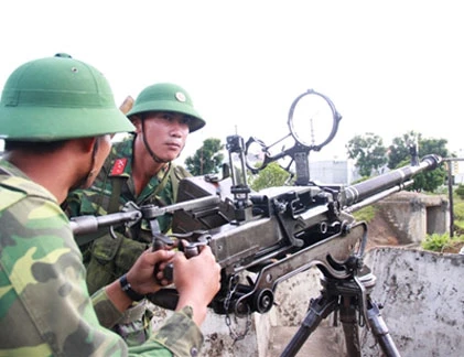 Chiến sĩ Trung đoàn 66 huấn luyện bắn máy bay
