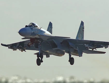 Tiêm kích hạm Su-33 Nga “áp sát” Ukraine