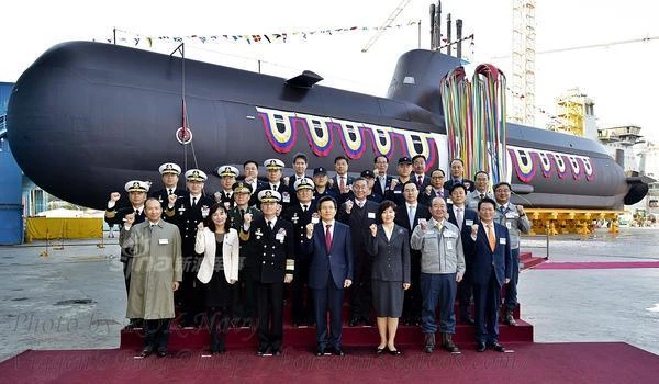 Ảnh Hàn Quốc hạ thủy tàu ngầm Type 214 thứ 8