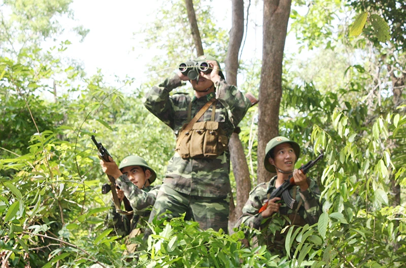 Mục kích bộ đội Việt-Lào tuần tra chung biên giới