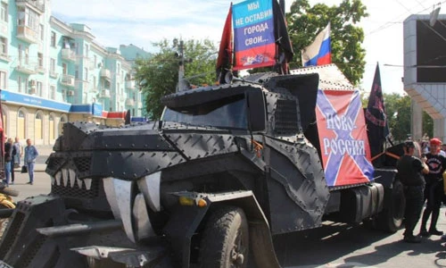 Dân quân Lugansk, Ukraine diễu binh với vũ khí lạ