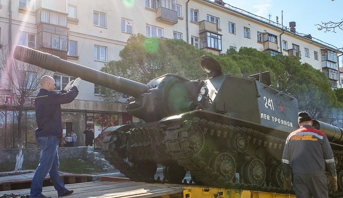 “Quái thú” SU-152 bất ngờ tái xuất trong duyệt binh ở Nga