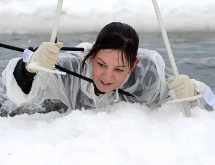 Nam, nữ binh sĩ Anh huấn luyện gian khổ trong tuyết lạnh