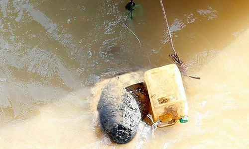 Cận cảnh các chiến sĩ trục vớt bom dưới chân cầu Long Biên