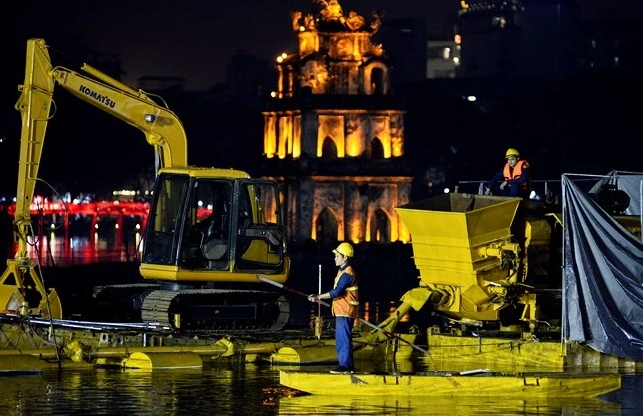 Cận cảnh hàng trăm công nhân trắng đêm nạo vét hồ Gươm