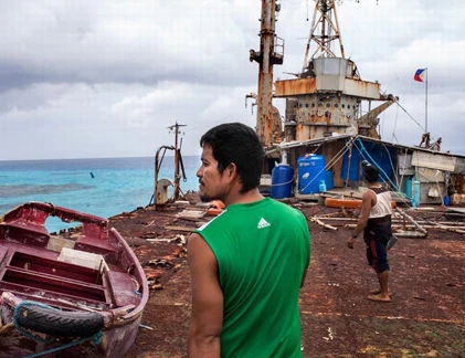 Cận cảnh tàu chiến đổ nát của Philippines ở Bãi Cỏ Mây