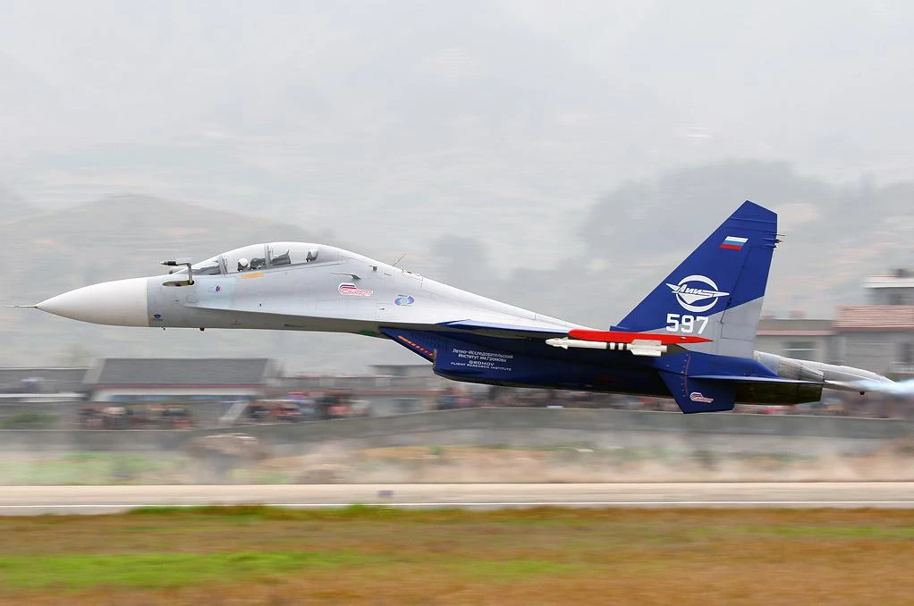 Kinh dị cảnh tiêm kích Su-30 bay sát sạt mặt đất