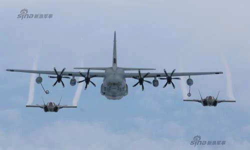 Ảnh đẹp tiêm kích F-35B “bú sữa” máy bay KC-130J