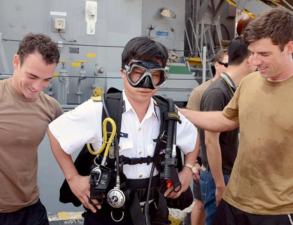 Sĩ quan Hải quân Việt Nam tập dùng trang bị lặn Mỹ