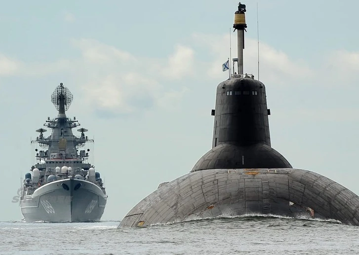 Đồ sộ chiến hạm hạt nhân Nga tiến vào sông Neva