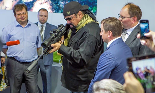 Ngôi sao điện ảnh Mỹ thích thú vũ khí Nga