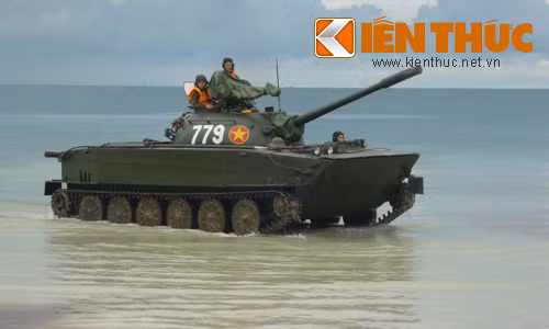 Soi xe tăng bơi K63-85 của Hải quân Đánh bộ Việt Nam