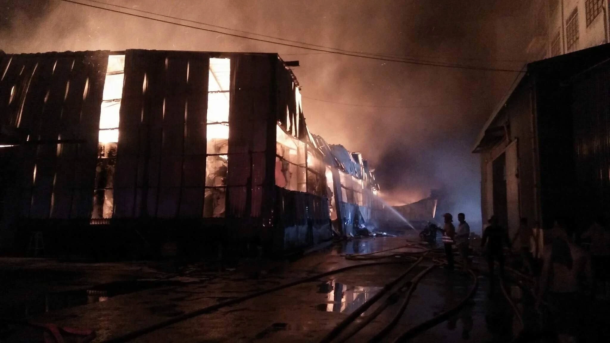 Ảnh: Bão lửa bao trùm kho hàng nghìn m2 công ty Phước Sinh