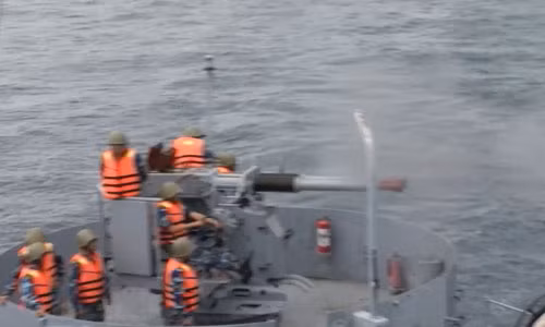 Mục kích tàu đổ bộ của Việt Nam diễn tập trên biển