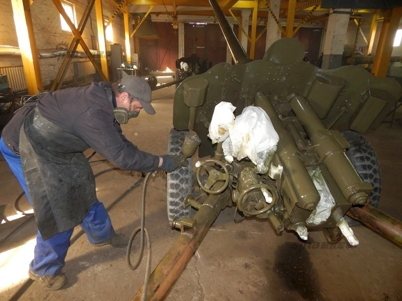 Thăm nhà máy sửa pháo cho Quân đội Ukraine