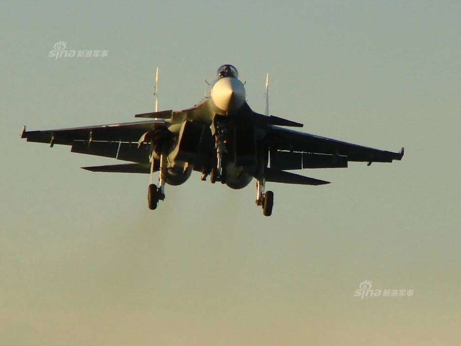 Tiêm kích hạm Su-33 xuất kích rầm rộ, NATO căng thẳng