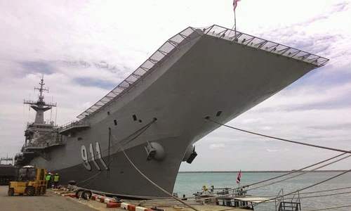 Lên thăm tàu sân bay độc nhất ở Đông Nam Á