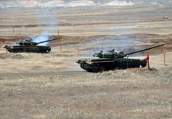 Ảnh: Bận nội chiến, Quân đội Syria vẫn cố tập trận