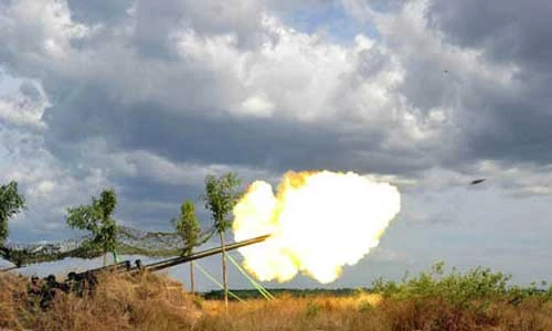 Ảnh QS ấn tượng tuần: khoảnh khắc đạn pháo VN rời nòng