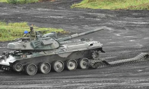Xe tăng Type 74 Nhật Bản đứt xích trong tập trận