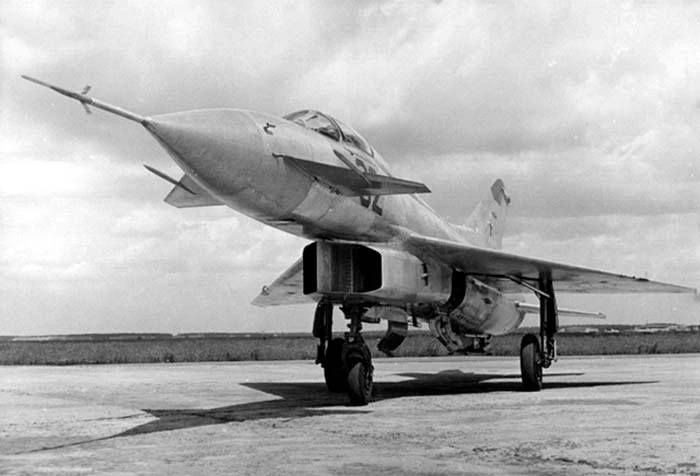 Giật nảy mình hình dạng tiêm kích MiG E-8 Liên Xô