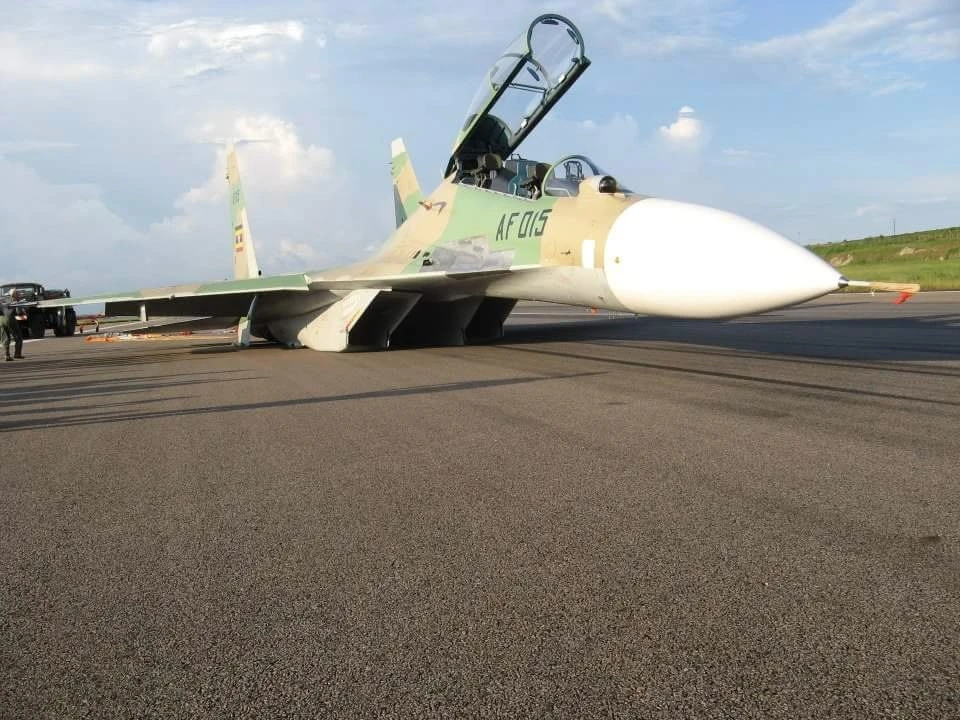 Ảnh: Tiêm kích Su-30MK2 hạ cánh bằng “bụng” ở Uganda