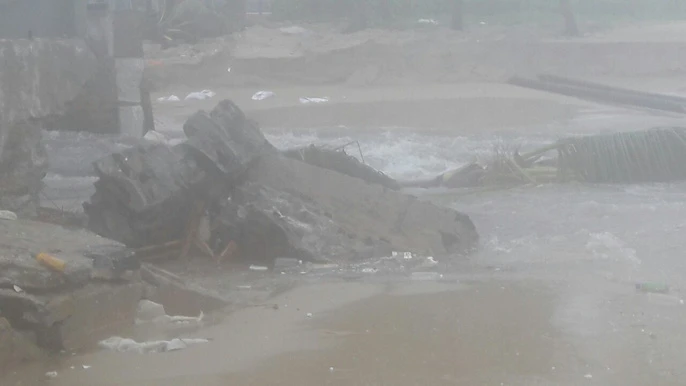 Mưa lớn kéo dài, bờ biển Mỹ Khê, Đà Nẵng sạt lở kinh hoàng