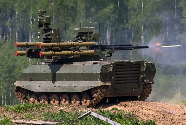 Dựng tóc gáy khi đứng trước siêu robot Uran-9 của Nga