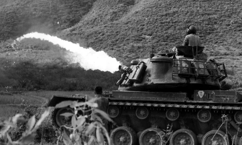 Soi xe tăng phun lửa tàn bạo Mỹ dùng ở Việt Nam