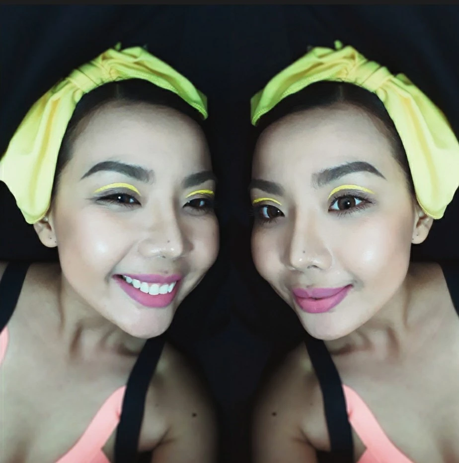 Người mẫu trình diễn bikini trên máy bay U23 lộ điểm yếu hình thể