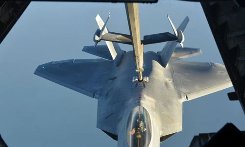Tận mắt F-22, F/A-18 “bú sữa” đi đánh IS ở Syria