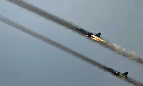 Theo dõi máy bay Không quân Nga bay lượn, bắn ném