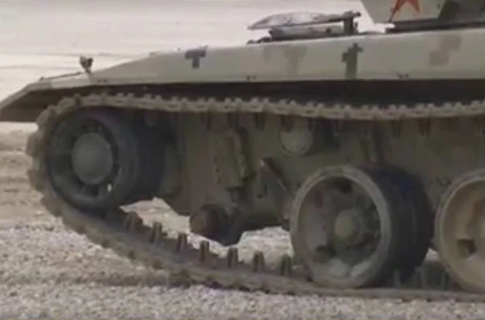 Trung Quốc “xấu hổ”: Siêu tăng Type 96B rơi bánh khi đang chạy