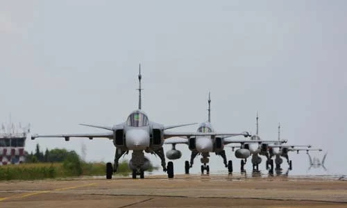 Chiến đấu cơ JAS-39 Thái Lan diễu binh “voi đi bộ”