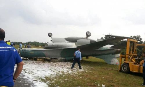 Mất phanh, tiêm kích F-16 trượt khỏi đường băng, lật ngửa