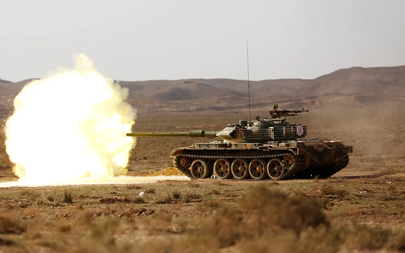 Khó đỡ xe tăng bánh lốp của Quân đội Iraq