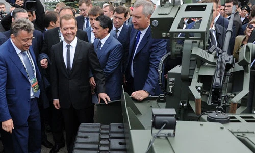Thủ tướng Dmitry Medvedev khám phá dàn vũ khí tối tân