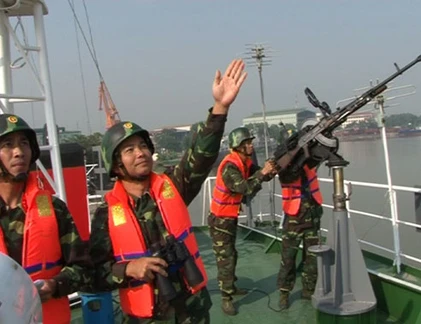 Tàu vận tải Hải quân Việt Nam luyện đánh địch
