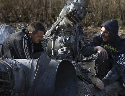 Dân miền đông xẻ xác trực thăng Mi-24 Quân đội Ukraine