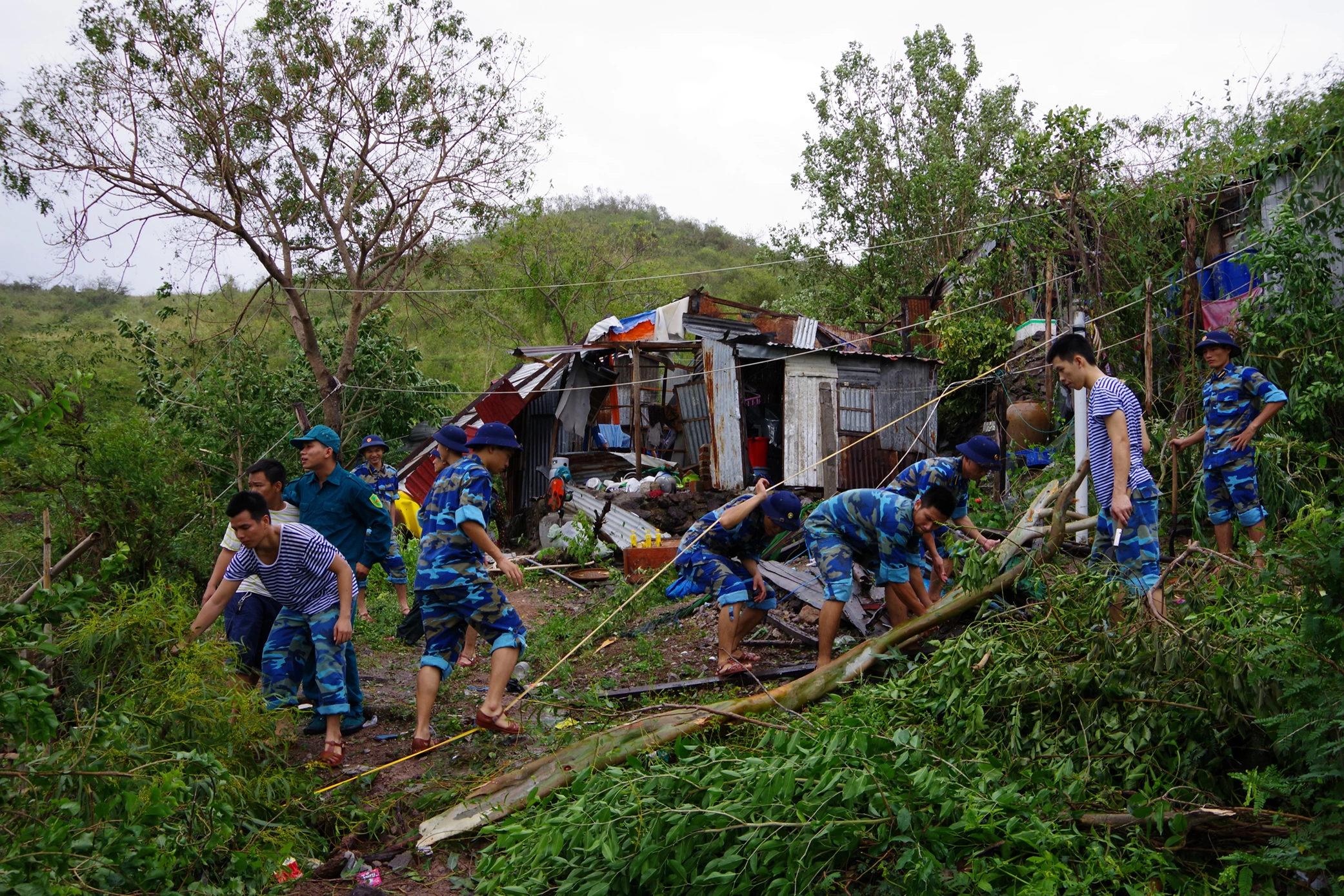 Ảnh: Xúc động chiến sĩ hải quân giúp dân sau mưa bão