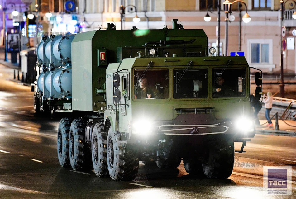 Dàn vũ khí “khủng” tiến vào Vladivostok trong đêm làm gì?