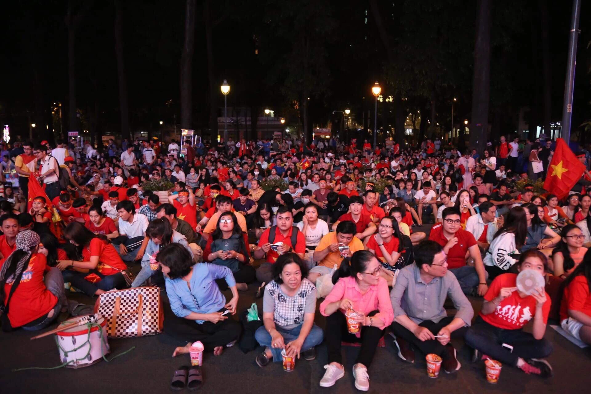 Người dân TP HCM tràn ra đường Lê Duẩn xem trận Việt Nam-Nhật Bản