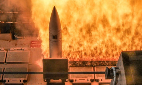 Ảnh đẹp tên lửa phòng không SM-2 Mỹ xé toạc trời